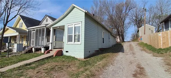 2110 N 2nd ST, St Joseph, MO 64505