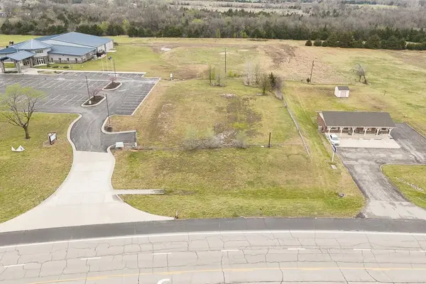 215 State AVE, Tonganoxie, KS 66086
