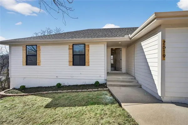 2619 SW Morningside DR, Blue Springs, MO 64015