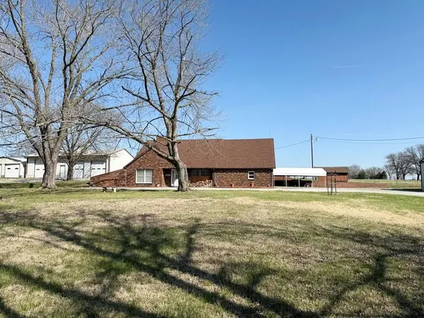 3705 E 150 RD, El Dorado Springs, MO 64744