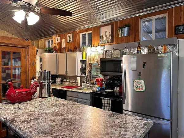 10910 Watchtower LN, Warsaw, MO 65355