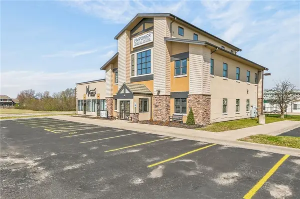 350 Greenwich DR #SW, Lee's Summit, MO 64082