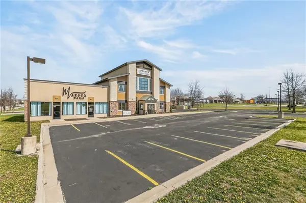350 Greenwich DR #SW, Lee's Summit, MO 64082