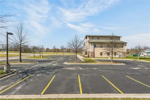 350 Greenwich DR #SW, Lee's Summit, MO 64082