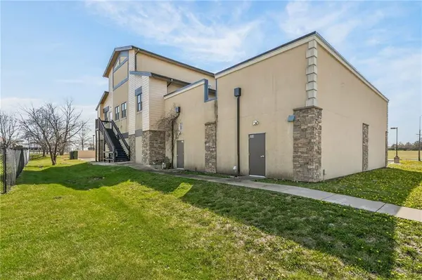 350 Greenwich DR #SW, Lee's Summit, MO 64082