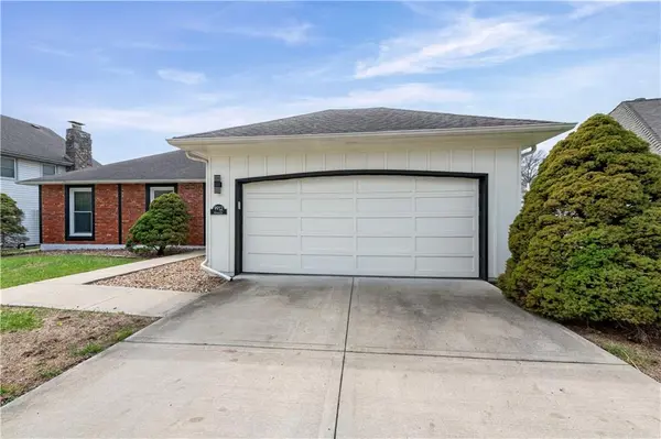 9912 Knox DR, Overland Park, KS 66212