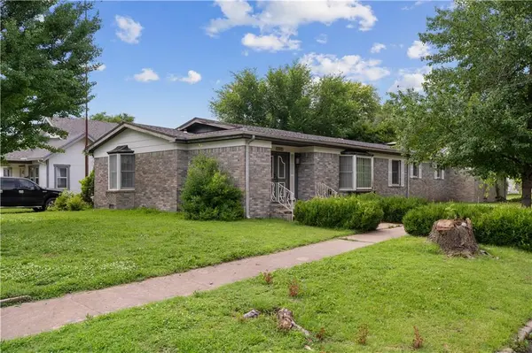 1302 W 4th ST, Coffeyville, KS 67337