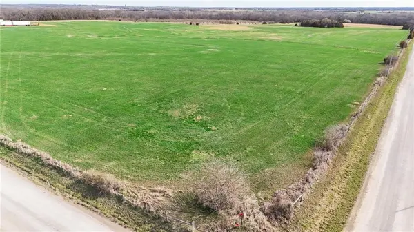 16 E 1400 RD, Baldwin City, KS 66006