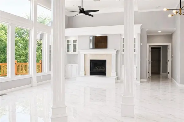 601 SW Forestpark LN, Lee's Summit, MO 64081