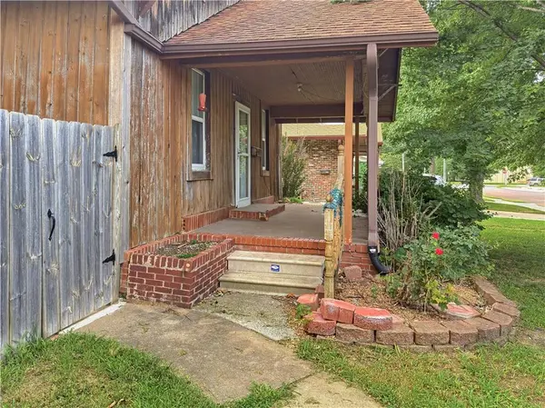 203 S Sycamore ST, Iola, KS 66749