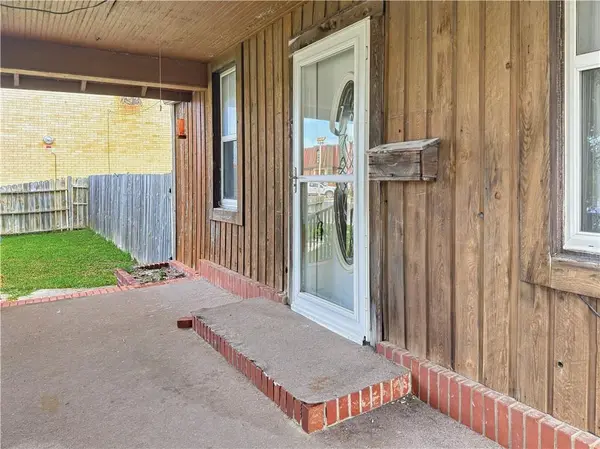 203 S Sycamore ST, Iola, KS 66749