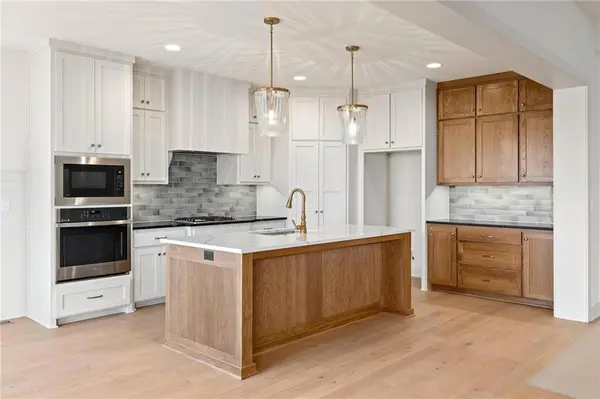 16701 Parkhill ST, Overland Park, KS 66221