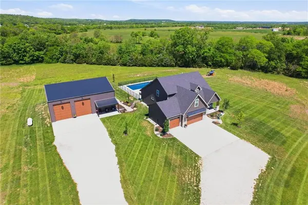 20143 Tonganoxie DR, Tonganoxie, KS 66086