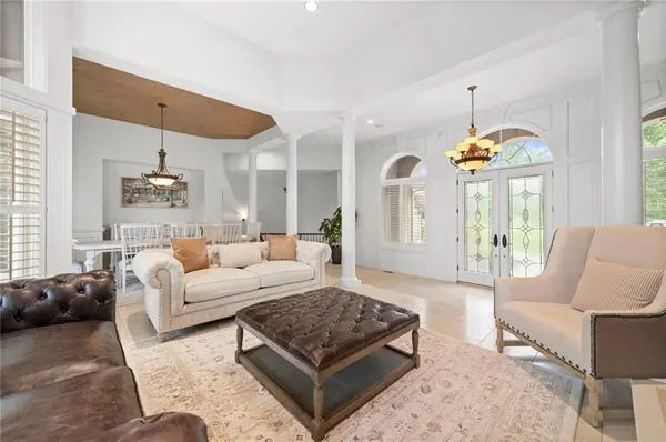 6930 NW WHITE PINE CIR, Parkville, MO 64152
