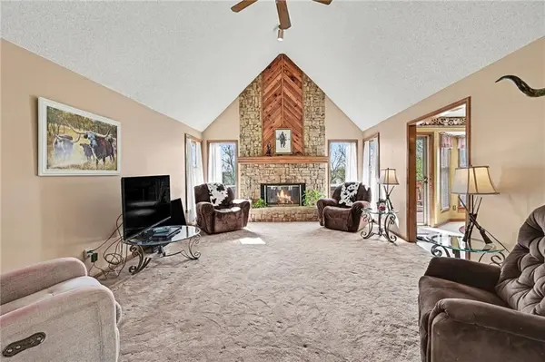 15800 Rule LN, Smithville, MO 64089