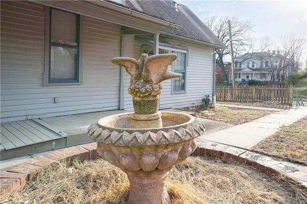 610 N 8th ST, St Joseph, MO 64501
