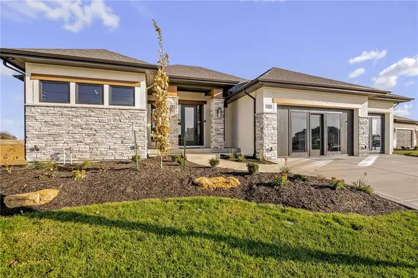 11535 S Sunray DR, Olathe, KS 66061