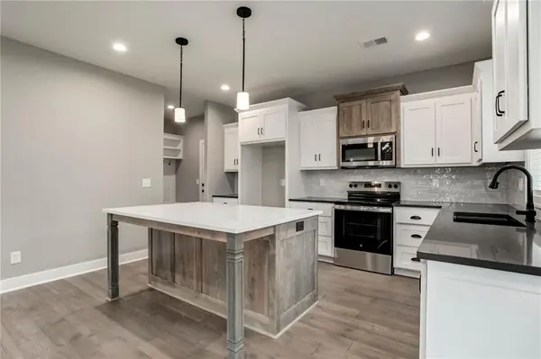16827 W 164th TER, Olathe, KS 66062