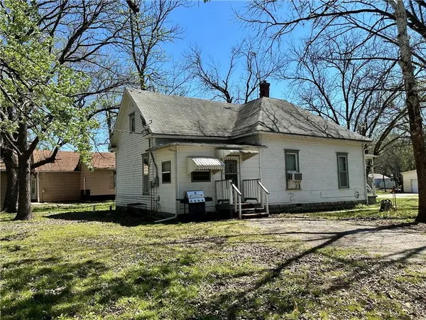 111 W 7th ST, Pleasanton, KS 66075