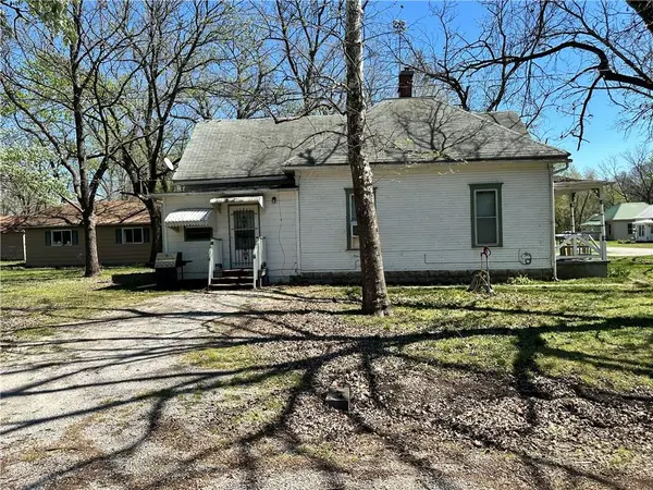 111 W 7th ST, Pleasanton, KS 66075