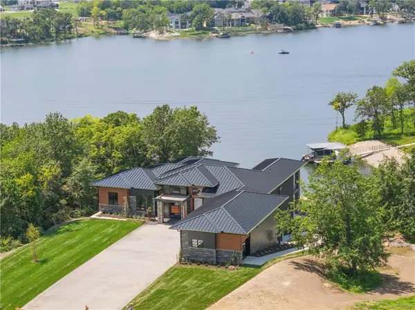 14 Tomahawk CIR, Lake Winnebago, MO 64034