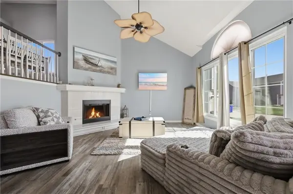 1624 SE 11th ST, Lee's Summit, MO 64081