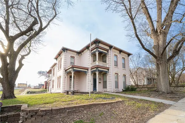528 N 8th ST, St Joseph, MO 64501