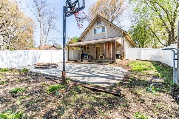 401 E Jackson ST, Windsor, MO 65360