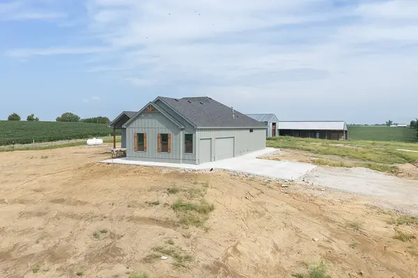 18814 Hollingsworth RD, Tonganoxie, KS 66086