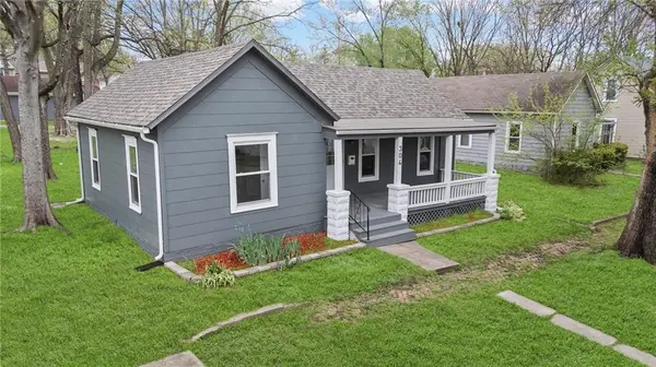 304 E Shawnee ST, Paola, KS 66071