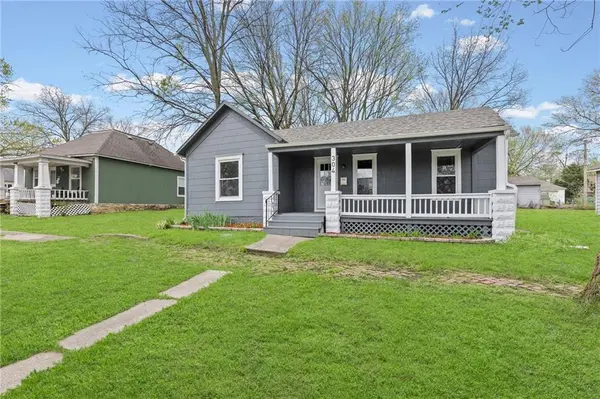 304 E Shawnee ST, Paola, KS 66071
