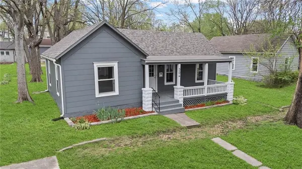 304 E Shawnee ST, Paola, KS 66071