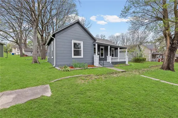 304 E Shawnee ST, Paola, KS 66071