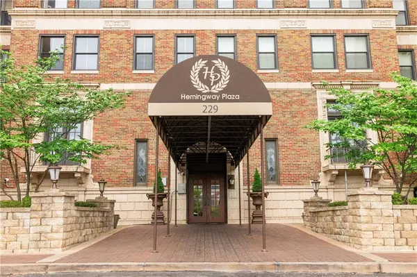 229 Ward Pkwy #103B, Kansas City, MO 64112