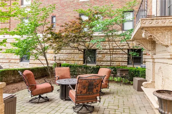 229 Ward Pkwy #103B, Kansas City, MO 64112