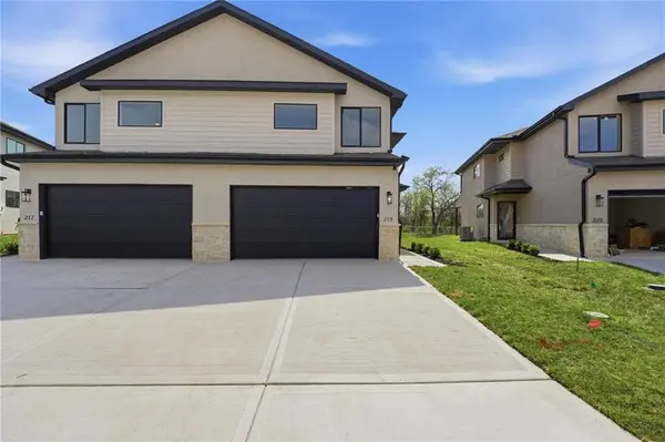 225 NW Orchard CT, Lee's Summit, MO 64063