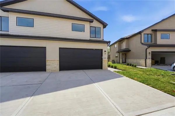 225 NW Orchard CT, Lee's Summit, MO 64063