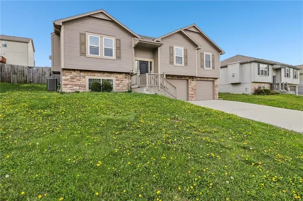 1307 NW Hilltop LN, Grain Valley, MO 64029