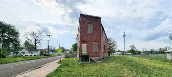 512 E Monroe ST, Iola, KS 66749