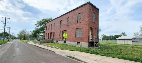 512 E Monroe ST, Iola, KS 66749