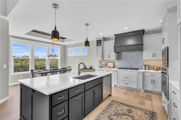 9282 Pickering ST, Lenexa, KS 66227