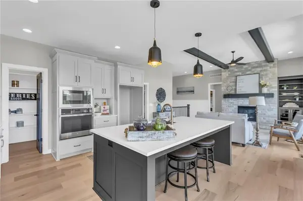 9282 Pickering ST, Lenexa, KS 66227