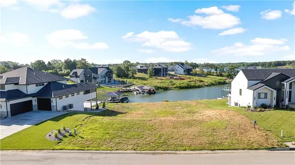 18 Checotah Bluffs CIR, Lake Winnebago, MO 64034