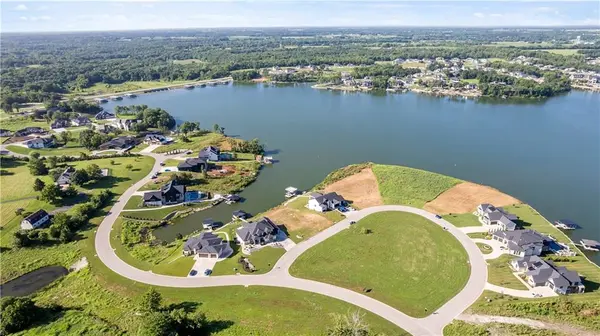 18 Checotah Bluffs CIR, Lake Winnebago, MO 64034