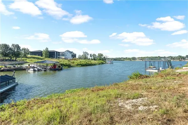 18 Checotah Bluffs CIR, Lake Winnebago, MO 64034