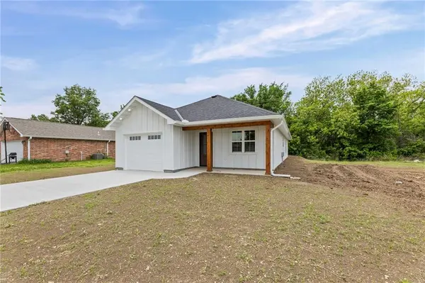 504 McGuire DR, Iola, KS 66749