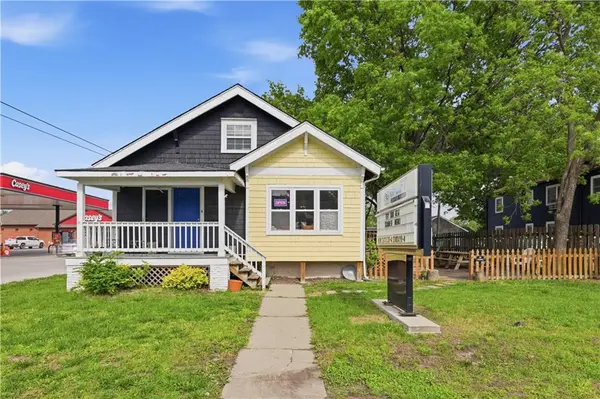 112 6th ST, Baldwin City, KS 66006