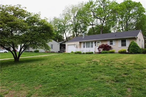 6800 W 76th TER, Overland Park, KS 66204