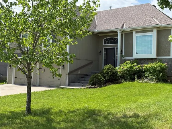 1052 Wyndham DR, Lansing, KS 66043