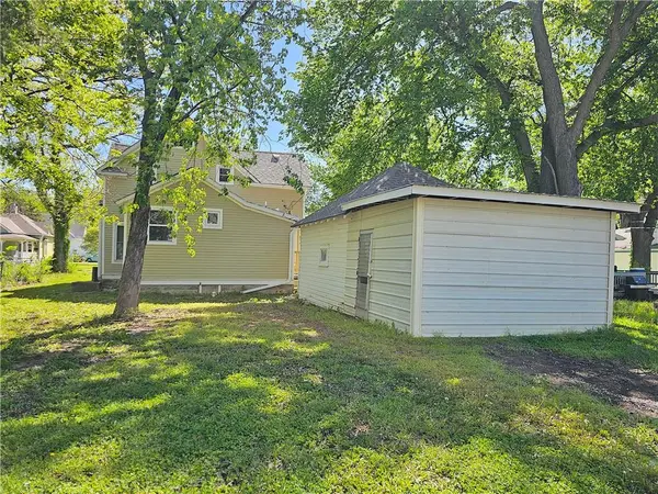 214 S Cottonwood ST, Iola, KS 66749